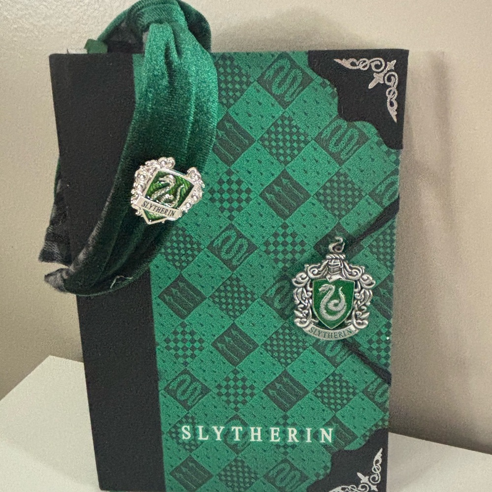 Slytherin Journal and Crest - Hogwarts